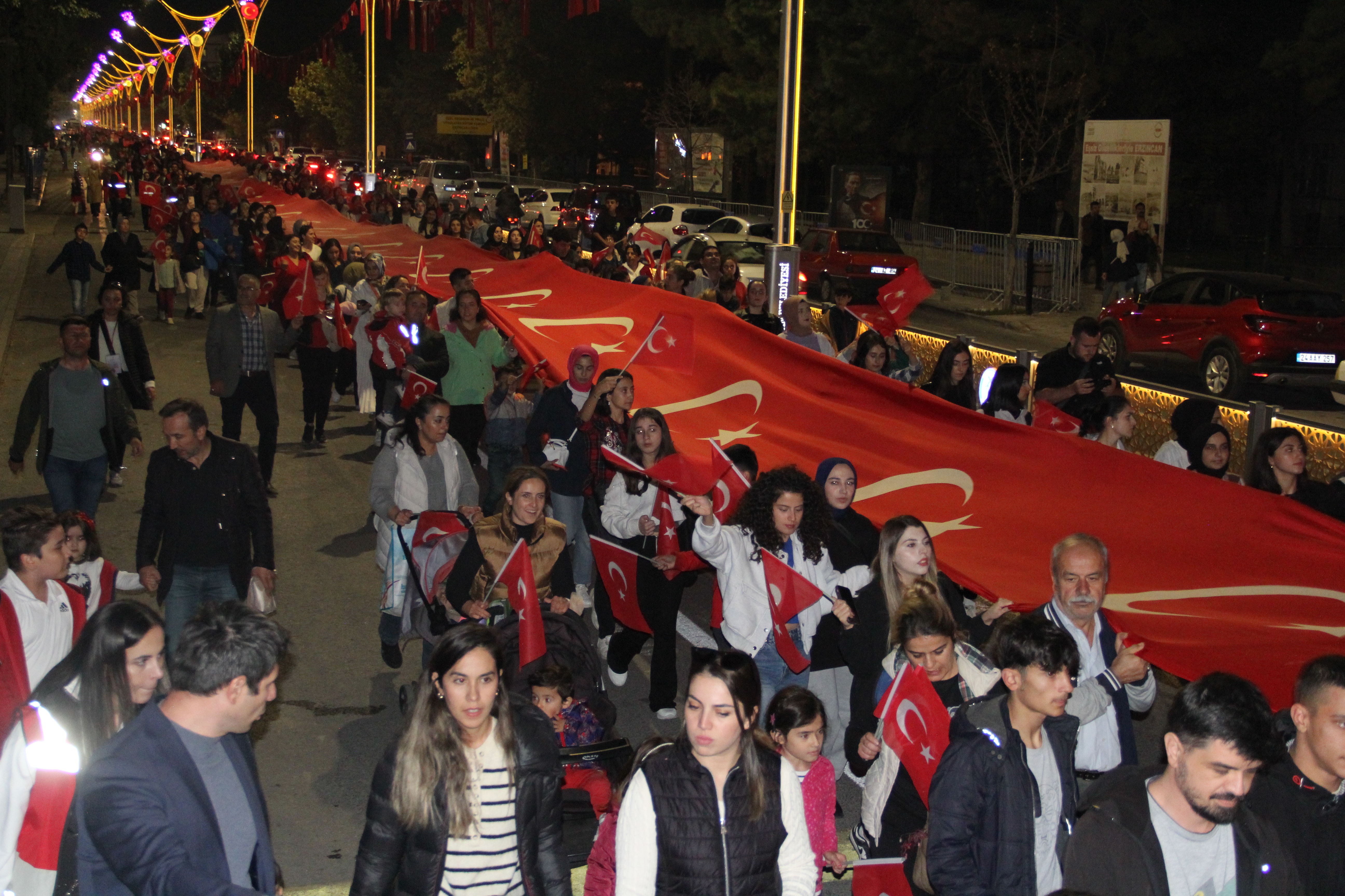 Erzincan’da Binlerce Kişi Türk Bayrağı Etrafında Bir Araya Gelerek Yürüdü