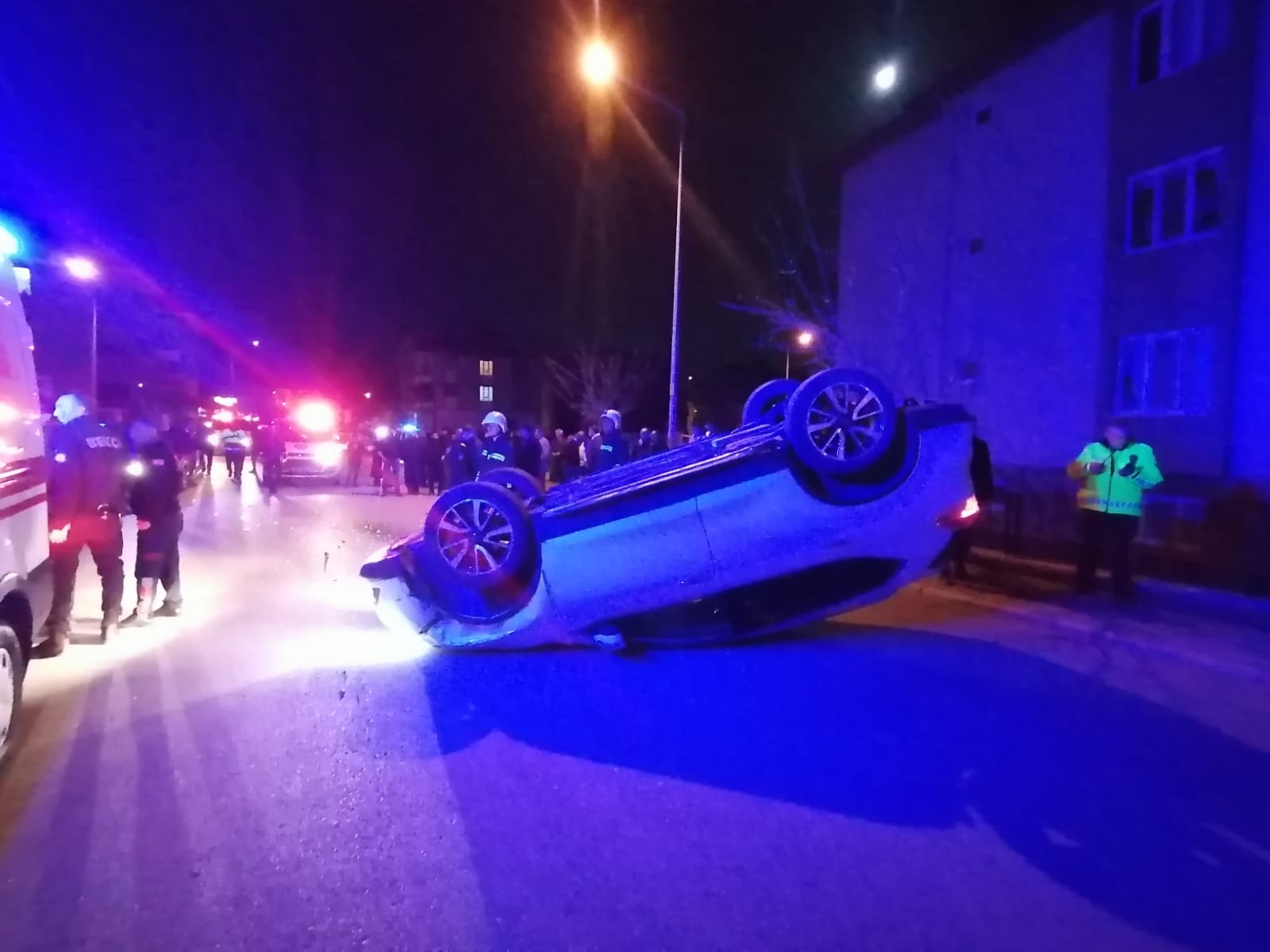 Direksiyon Hakimiyetini Kaybeden Sürücü Park Halinde ki Araca Çarpıp Takla Attı