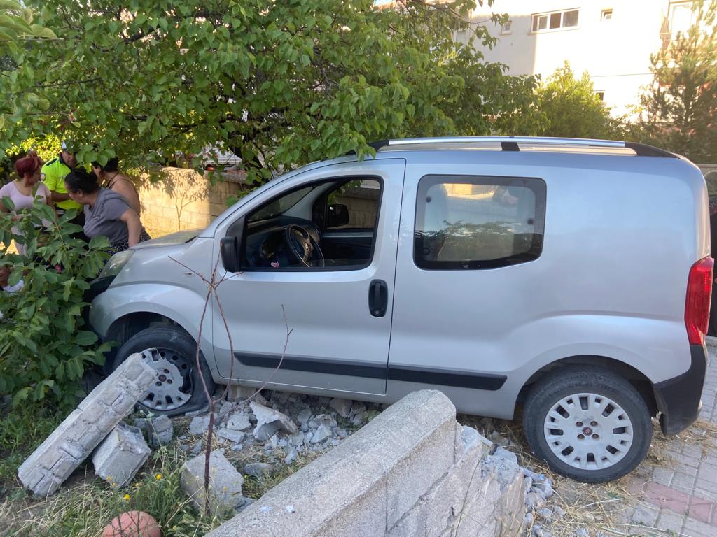 Bahçede oynarken üzerine araç uçtu