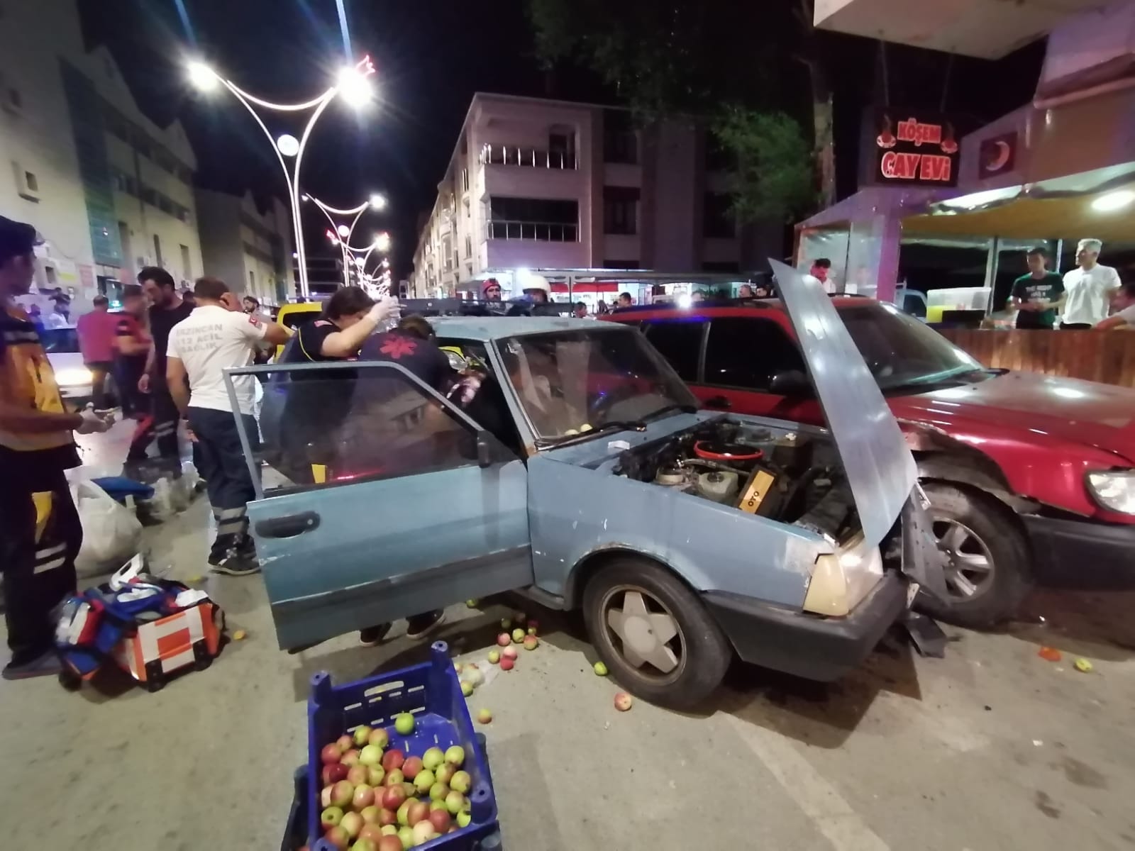 Araç içerisinde sıkışan sürücü hastaneye kaldırıldı