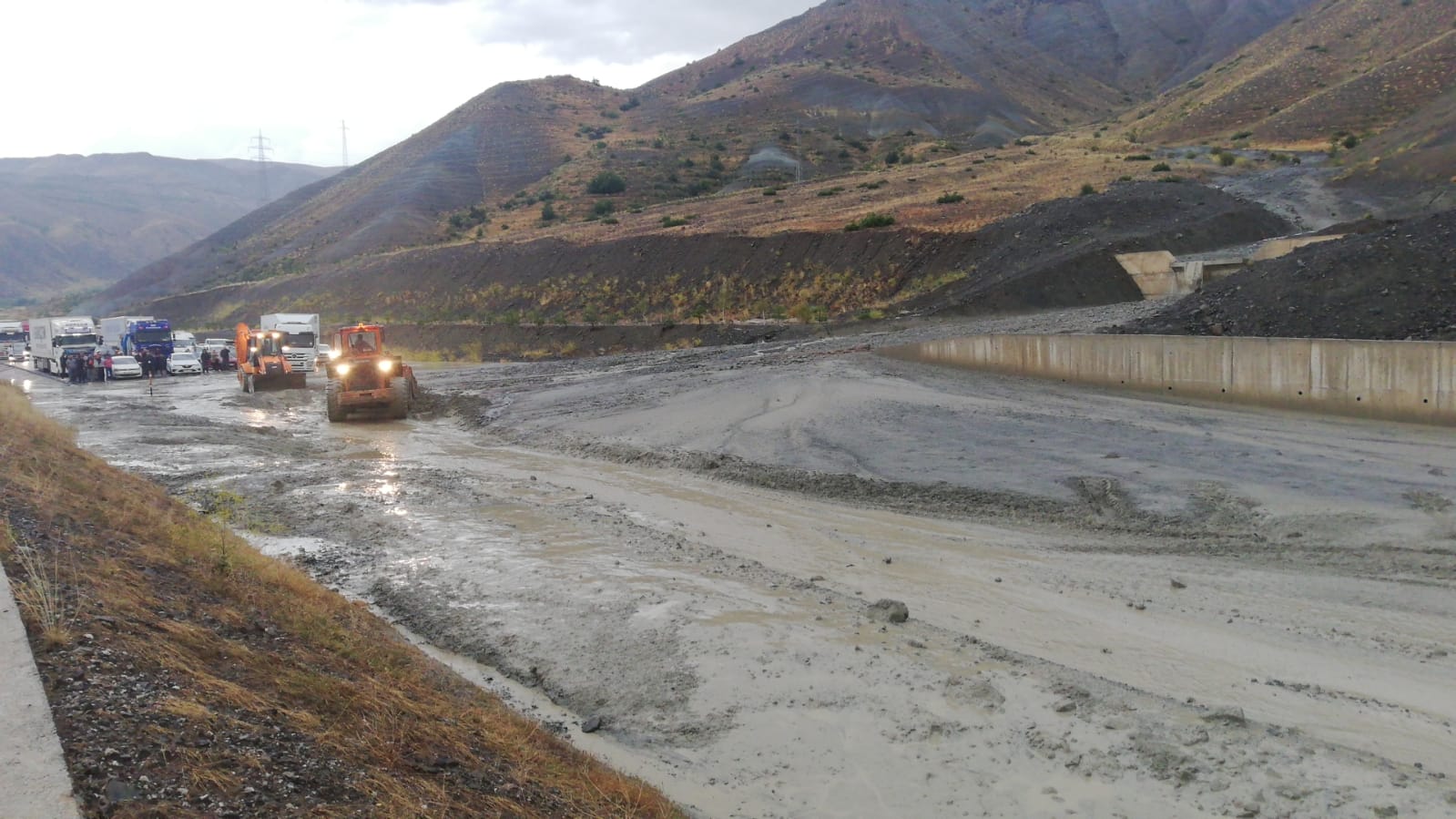 Erzincan-Sivas Karayolu heyelan sebebiyle ulaşıma kapandı