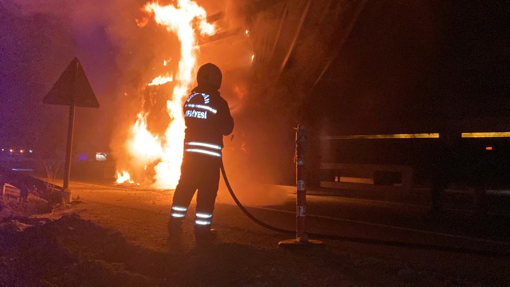 Alev alev yanan tırı itfaiye ekipleri söndürdü - VİDEO HABER