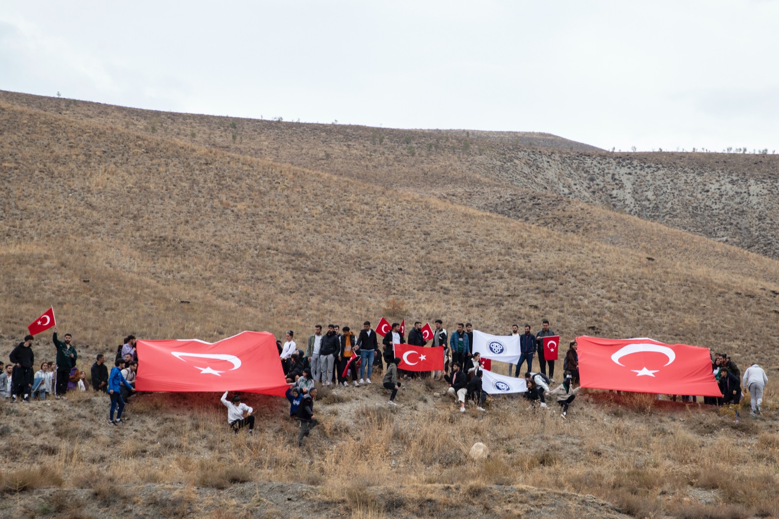 Cumhuriyetimizin 100. Yılı’nda EBYÜ’de Trekking ve Bayrak Açma Etkinliği Düzenlendi