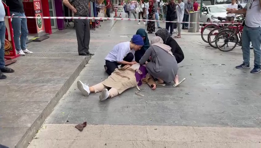 Kaldırımda yürürken üzerine sac düştü