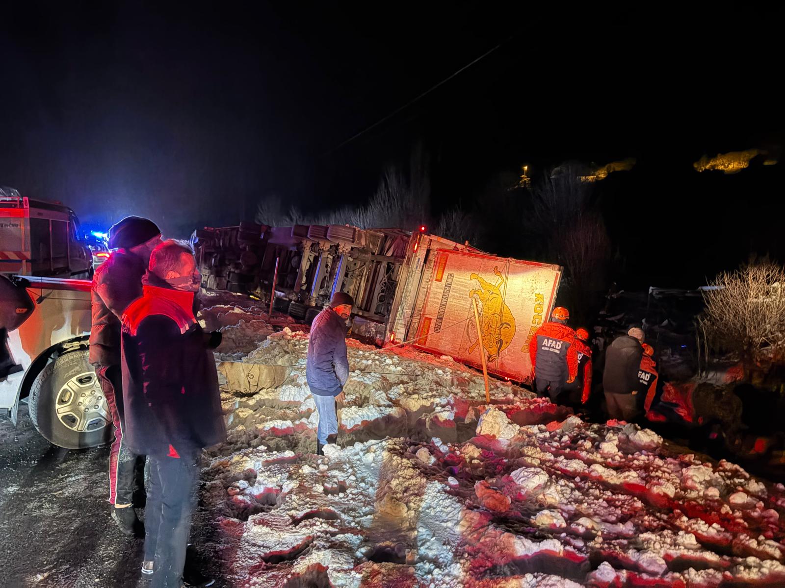 Kaza yapan araçda ki hayvanlar soğuktan kurtarıldı
