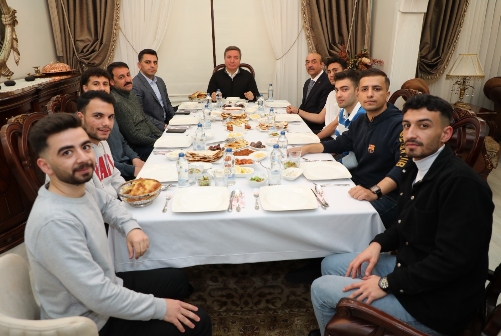 Vali Aydoğdu, İftarda Öğrencileri Misafir Etti