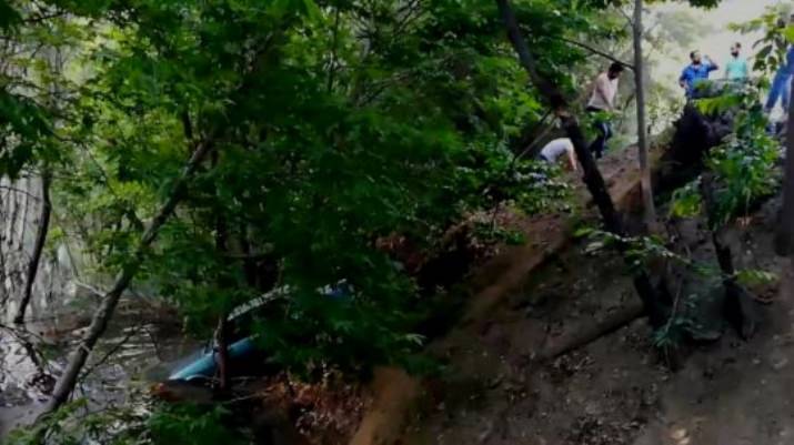 El Freni Çekilmeyen Araç Dereye Uçtu