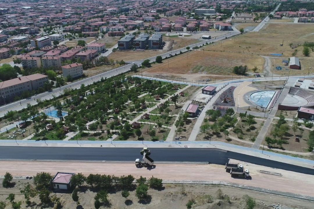 Esentepe yolunda asfalt serim çalışması yapılıyor