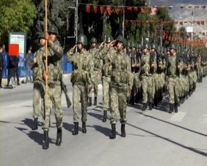 Asker Yürüdü, Vatandaşlar Slogan Attı