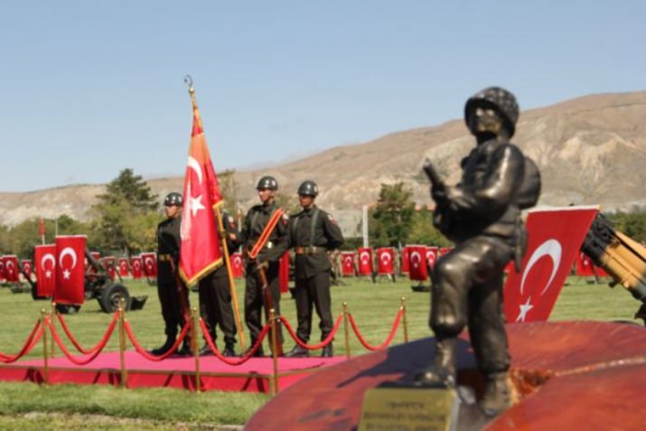 Bin 919 acemi asker yemin etti