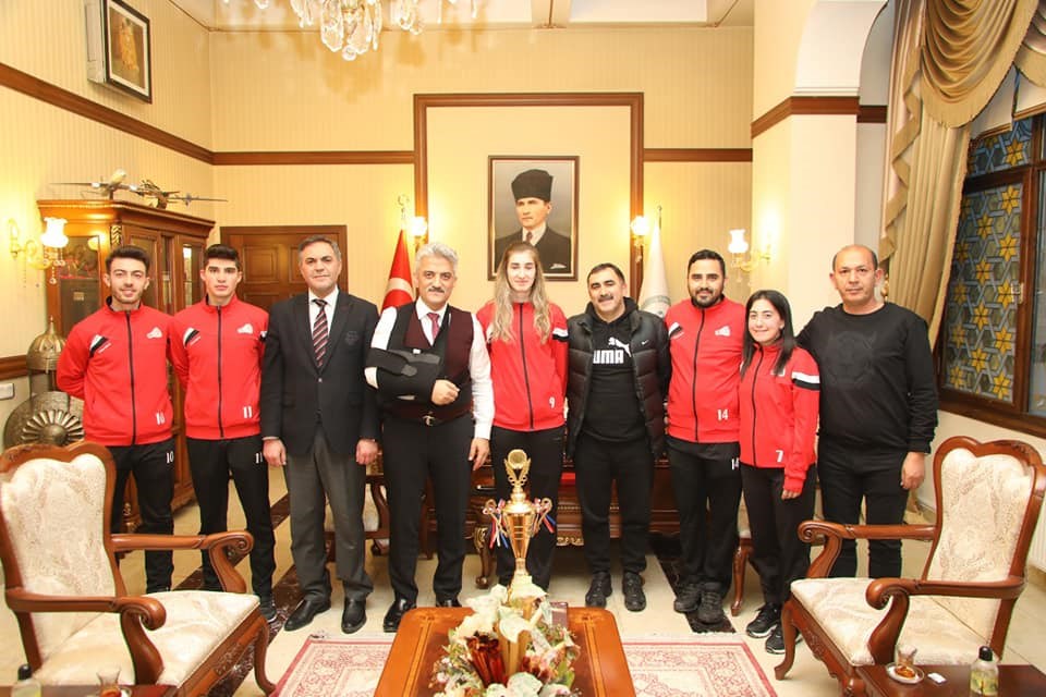 Şampiyon Badmintonculardan Vali Makas’a Ziyaret