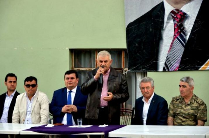Başbakan Binali Yıldırım, heyelanın vurduğu köye gitti