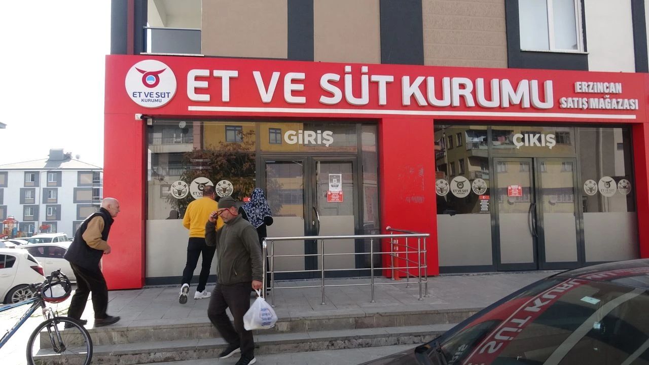 Erzincan’da Et ve Süt Kurumu Mağazasında Bayram Yoğunluğu
