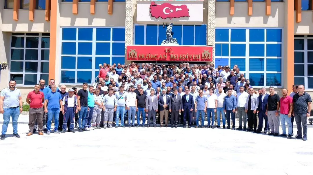 Çalışanlar zammı davul ve zurna eşliğinde oynayarak karşıladı