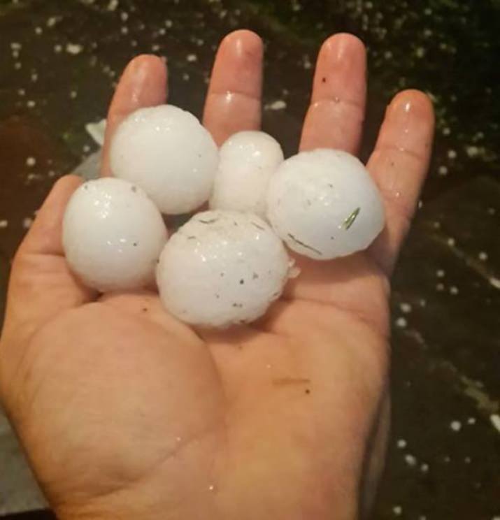 Erzincan’da Ceviz Büyüklüğünde Dolu Yağdı