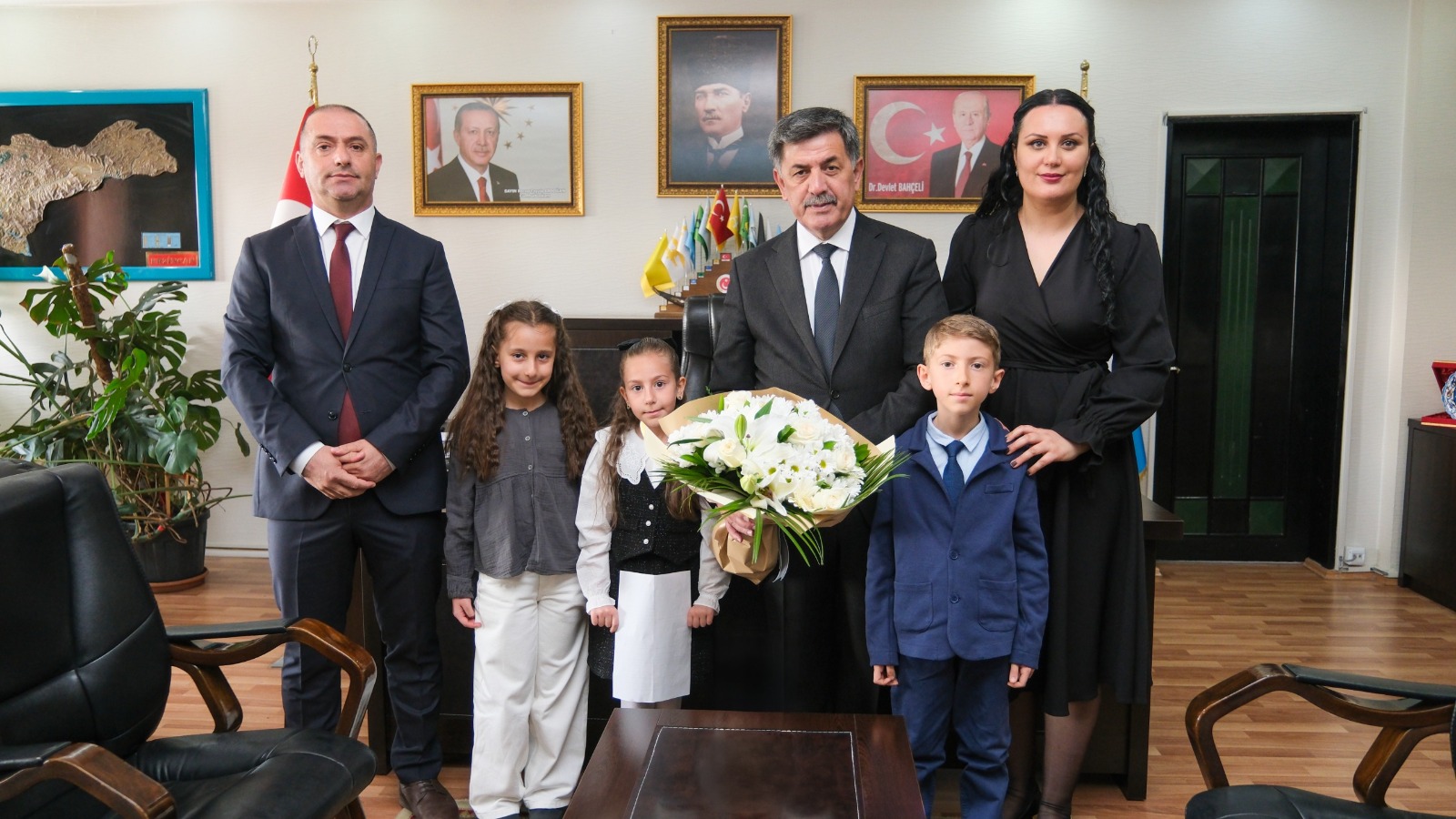 23 Nisan’da, Öğrencilerden Belediye Başkanı Bekir Aksun’a ziyaret.