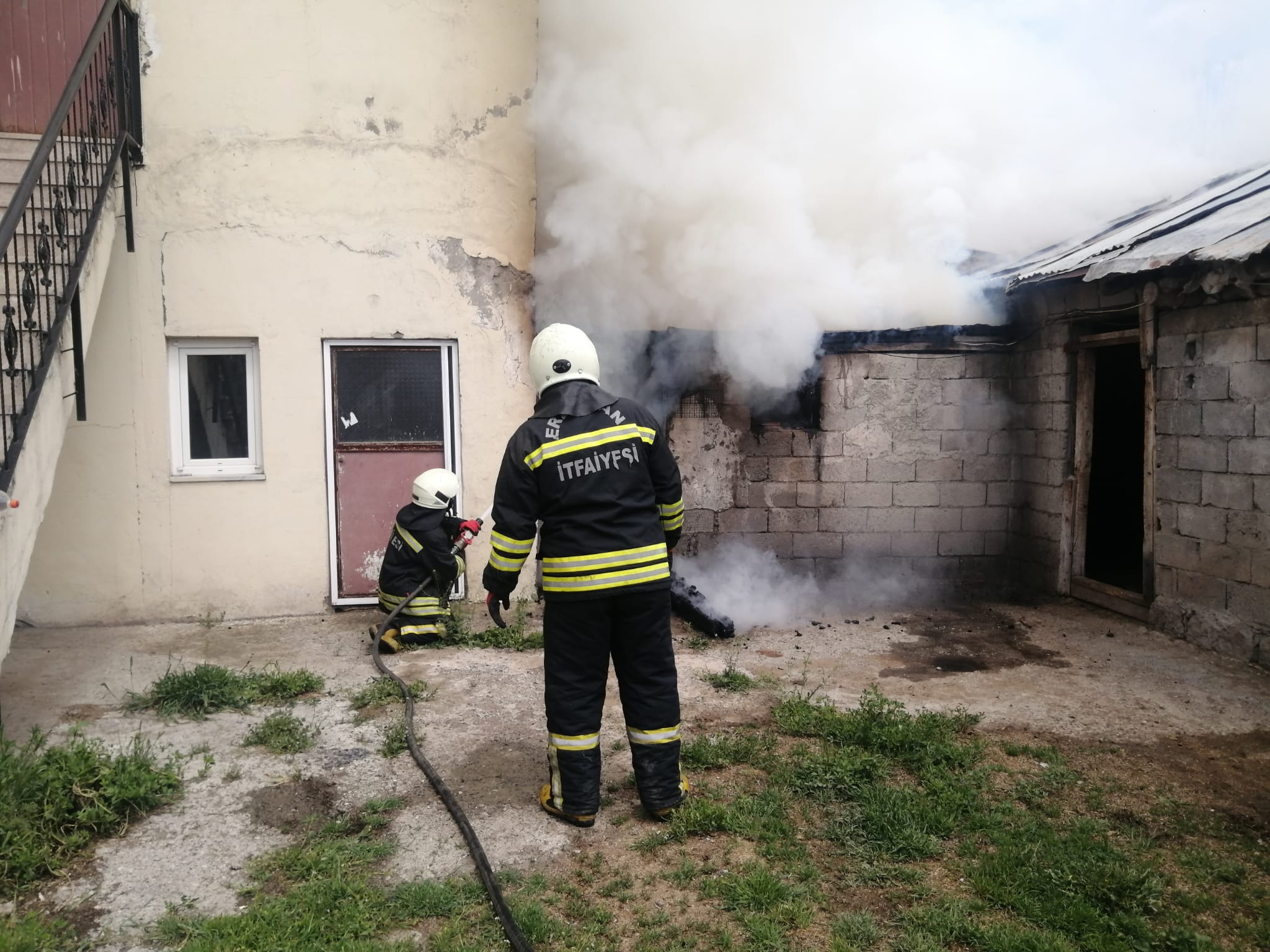 Odunluk Yangın eve ve ahıra sıçramadan kontrol altına alınarak söndürüldü