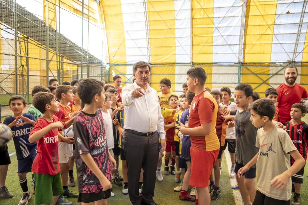 Başkan Aksun, Çocuklarla Futbol Oynadı