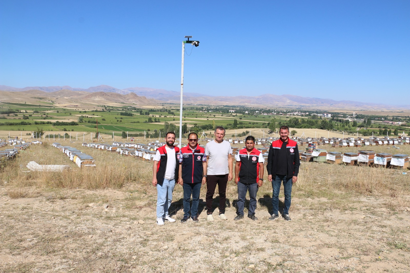 Erzincan’da 1200 kovanıyla üretime destek sağlıyor