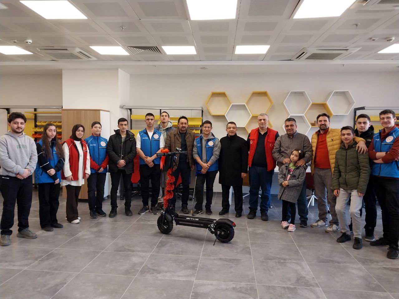 Engelli Gence Elektrikli Scooter Hediye Ettiler