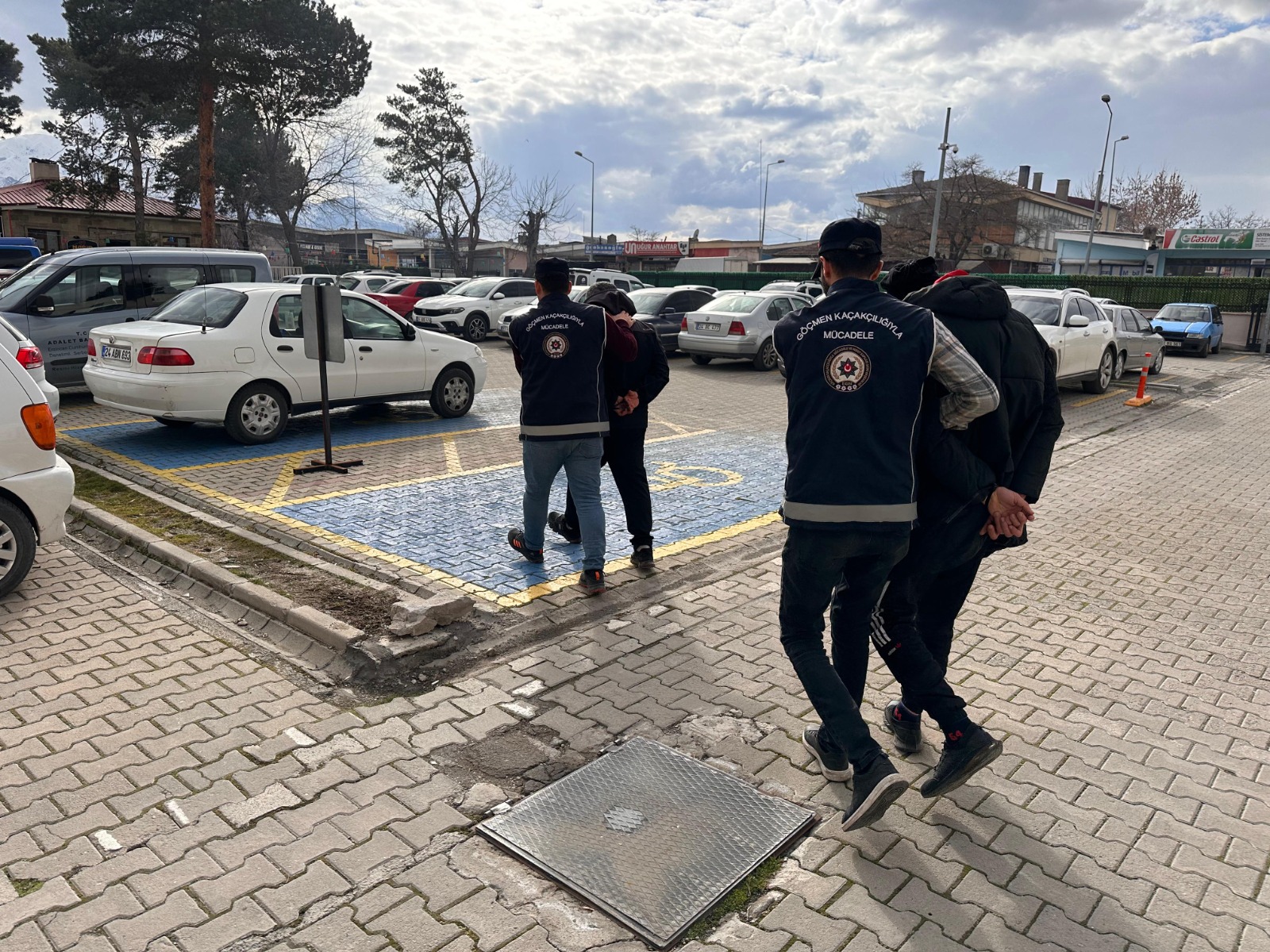 Göçmen Kaçakçısı 2 Kişi tutuklandı