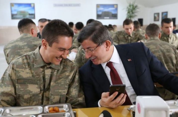 Başbakan Davutoğlu, Erzincan’da 3. Ordu Komutanlığı‘nı ziyaret etti