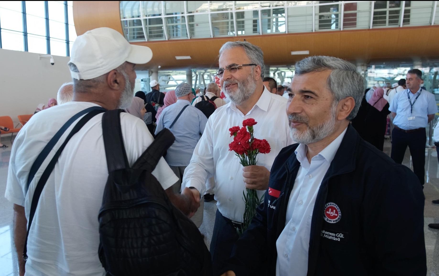 Hacılar Çiçeklerle Karşılandı
