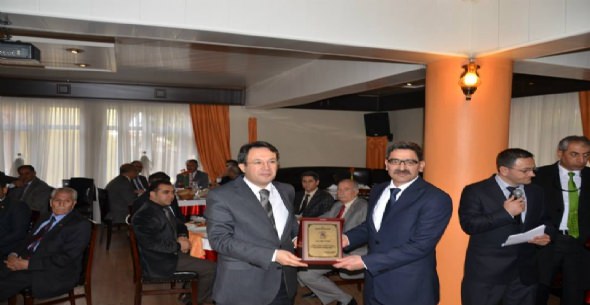 VALİ AKDEMİR’DEN İGM ÜYELERİNE PLAKET