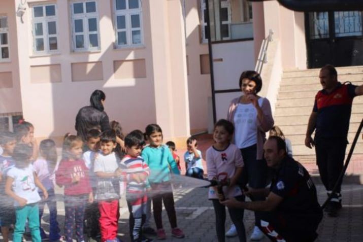 Minik Öğrencileri Deprem Ve Yangın Konusunda Bilgilendirme