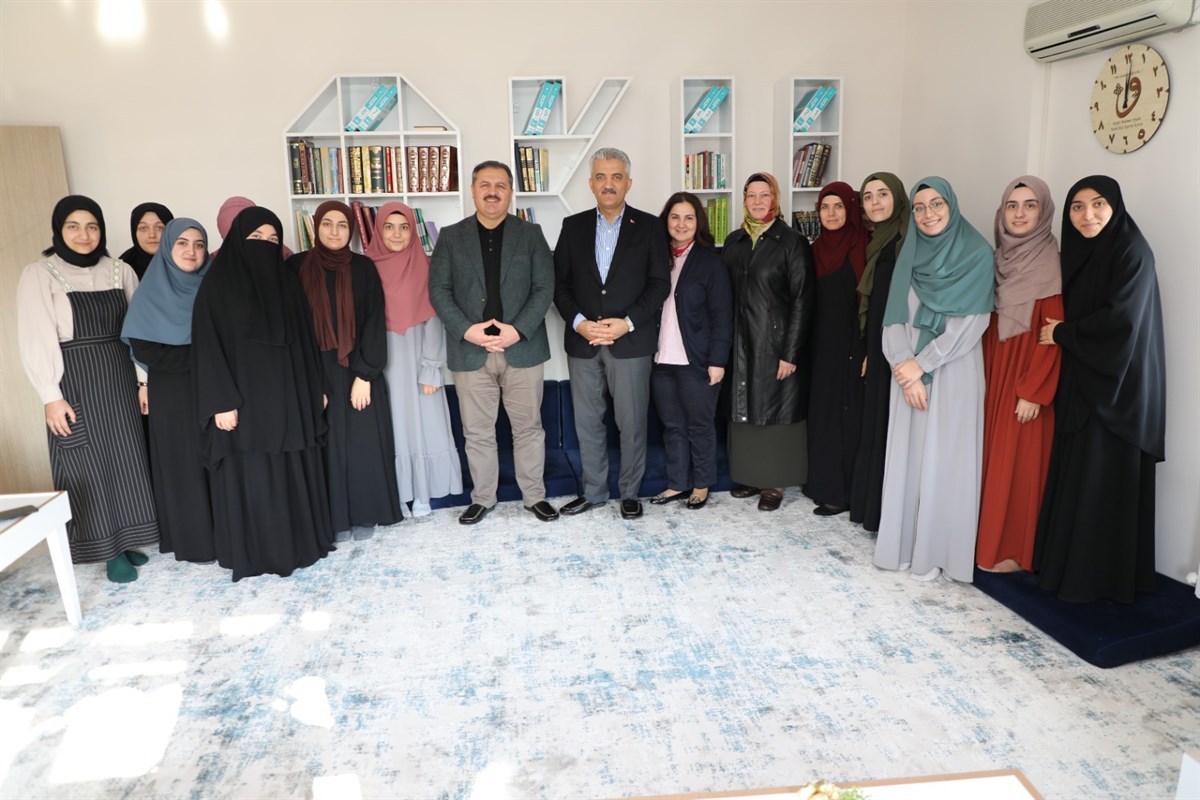 Vali Makas, Hafızlık Yapan Üniversite Öğrencileri İle Bir Araya Geldi