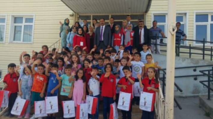 Kalem Tutan Küçük Eller