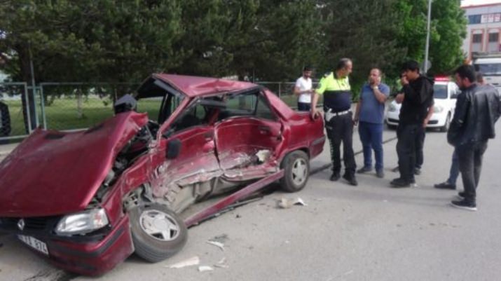 Kamyonun Çarptığı Park Halindeki Otomobil Kullanılamaz Hale Geldi