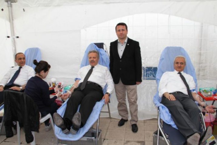 Vali Kahraman ve Başkan Başsoy, Polislerle Kan Bağışında Bulundu