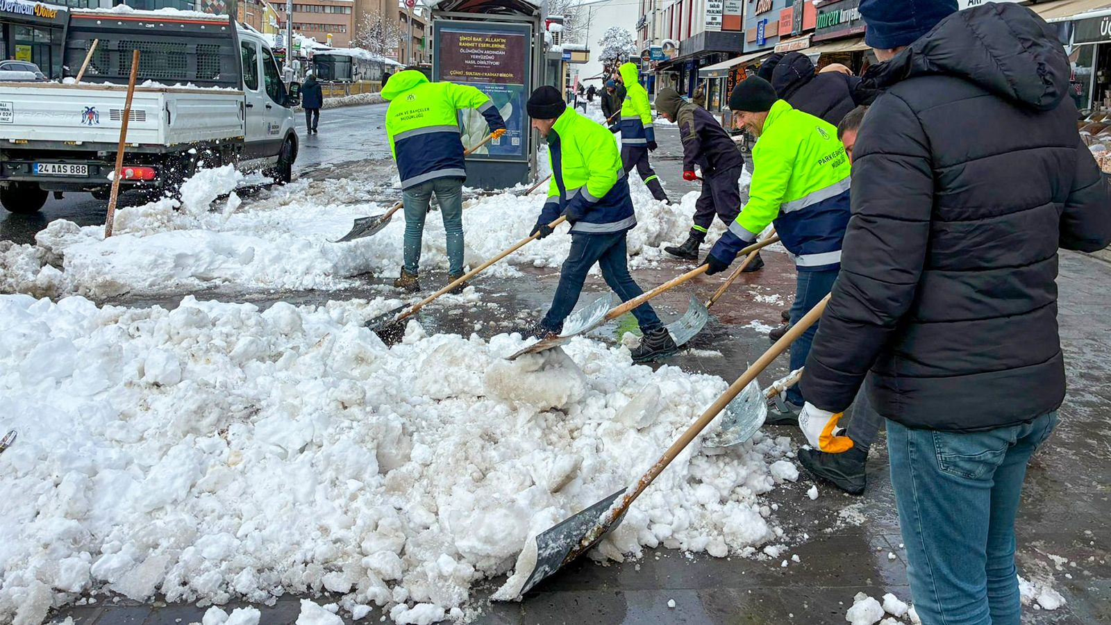 Karla mücadele çalışmaları aralıksız devam ediyor
