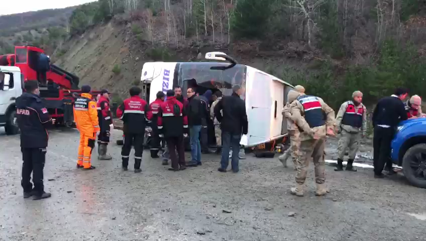 Yolcu Otobüsü Devrildi 24 Yaralı