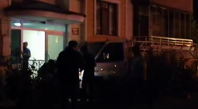 Bahçe Duvarını Yıktıktan Sonra Apartmana Çarparak Durabildi - VİDEO HABER