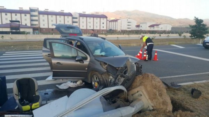 Anne İle 4 Yaşında ki Oğlu Trafik Kazasında Yaralandı