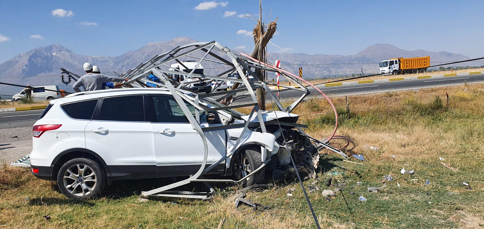 Şarampole Uçan Araç Elektrik Direğine Çarparak Durabildi