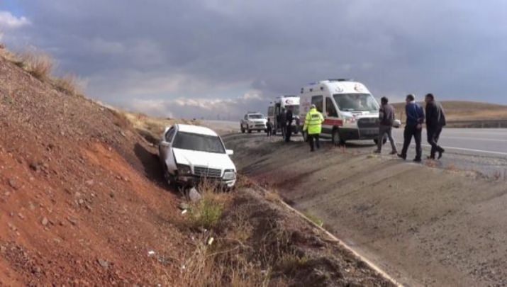 Su Kanalına Düşen Otomobildeki 4 Kişi Yaralandı