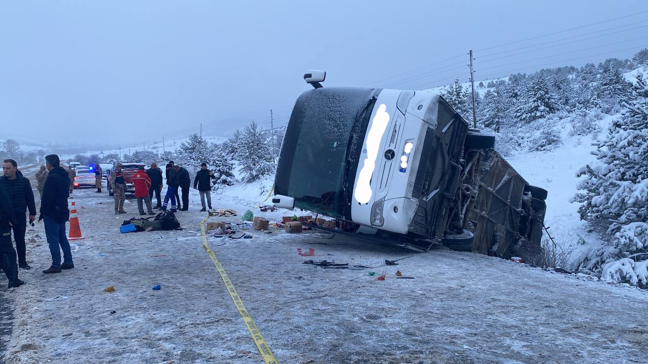 Erzincan’da trafik kazası: 2 ölü, 21 yaralı