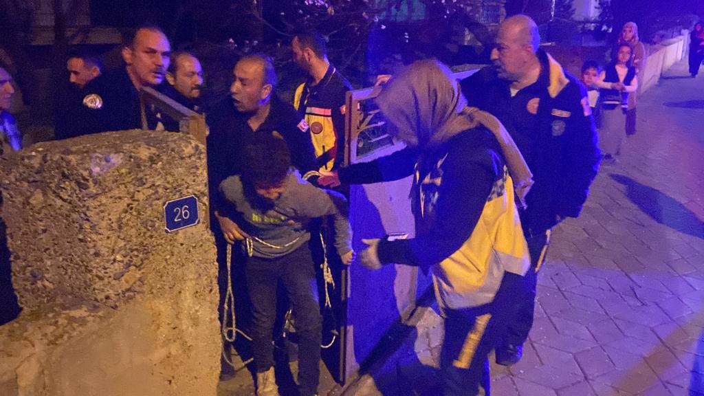 Erzincan'da kuyuya düşen çocuğu itfaiye ekipleri kurtardı