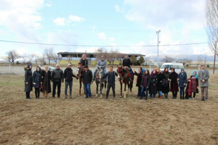 Erzincan’da KYK’lı kızlar at binmeyi öğreniyor
