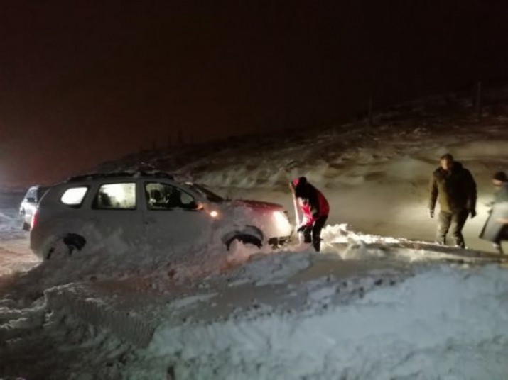 Karda Mahsur Kalan Vatandaşın Yardımına Off Road Ekibi Yetişti