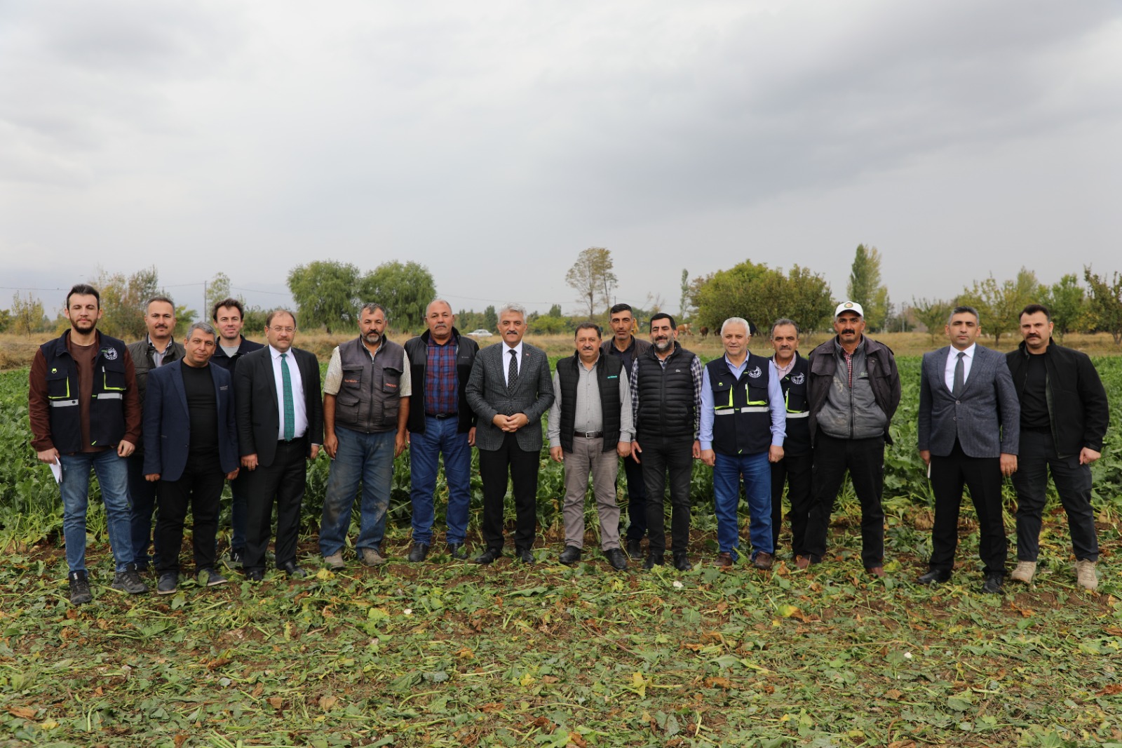 Vali Makas, Pancar Hasadı Yapan Çİftçileri Ziyaret Etti