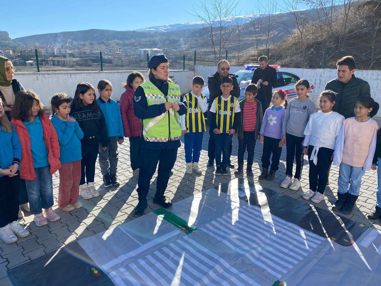 Jandarmadan Öğrencilerimize Trafik Kuralları Eğitimi 