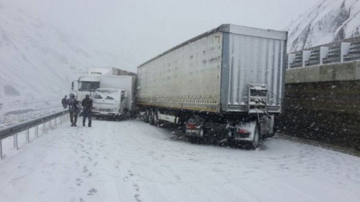 Kar Yağışı Ulaşımı Vurdu