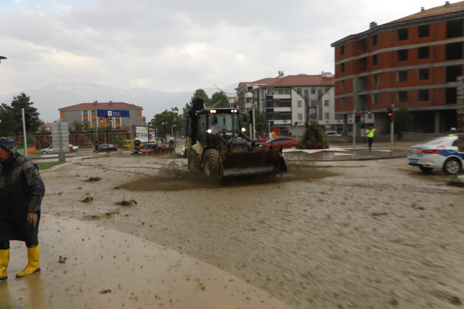 Sağanak yağış sele dönüştü