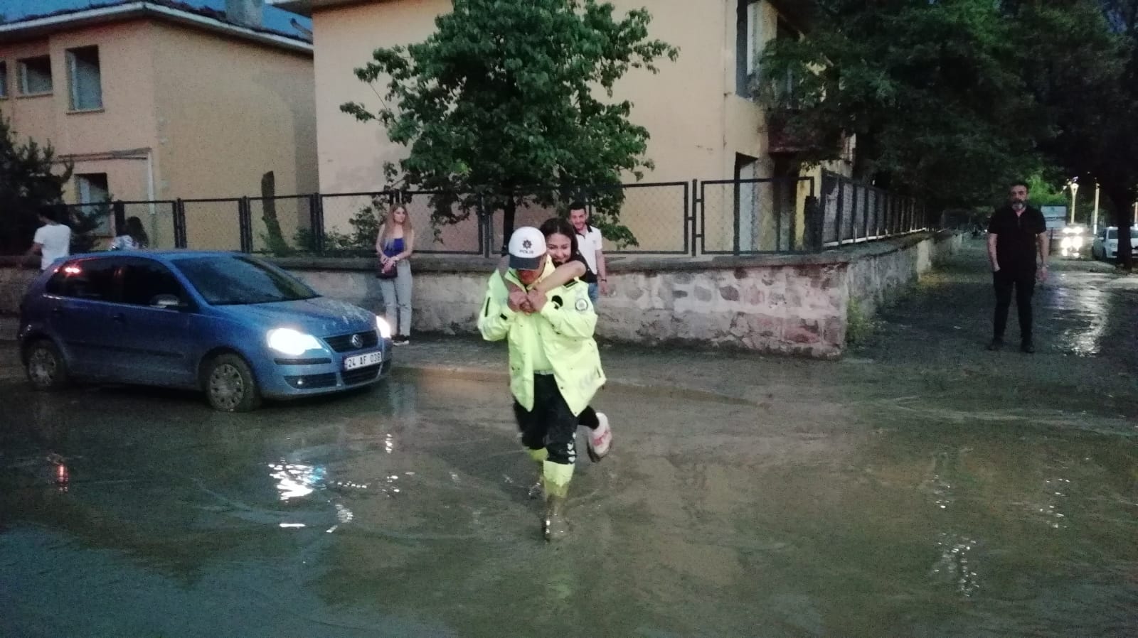 Sağanak Erzincan’da sele dönüştü