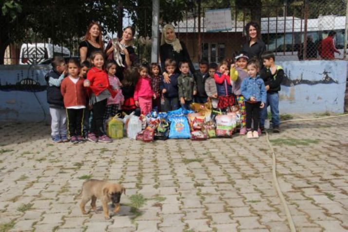Harçlıkları İle Sokak Hayvanlarına Mama ve Süt Aldılar