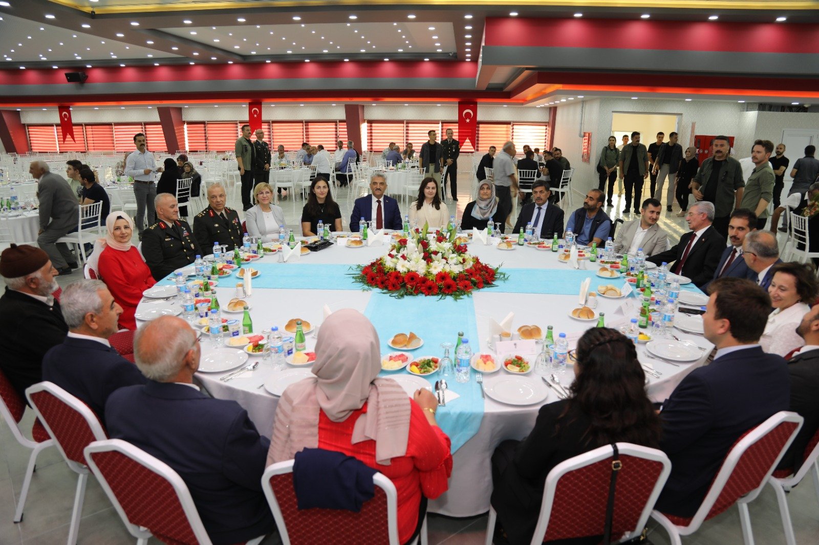 Vali Makas, Şehit Aileleri ve Gazilerimizle Yemekte Bir Araya Geldi